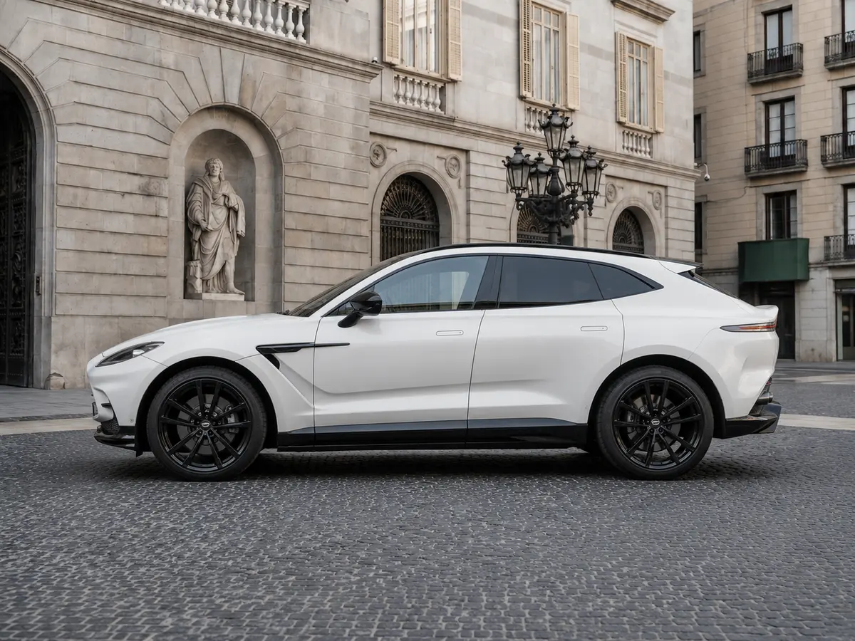 Aston Martin DBX 707 2026, esterno — Florence Luxury Car Rental, Firenze. Aston Martin DBX 707 a Firenze Il noleggio di una Aston Martin DBX 707 a Firenze mette a…