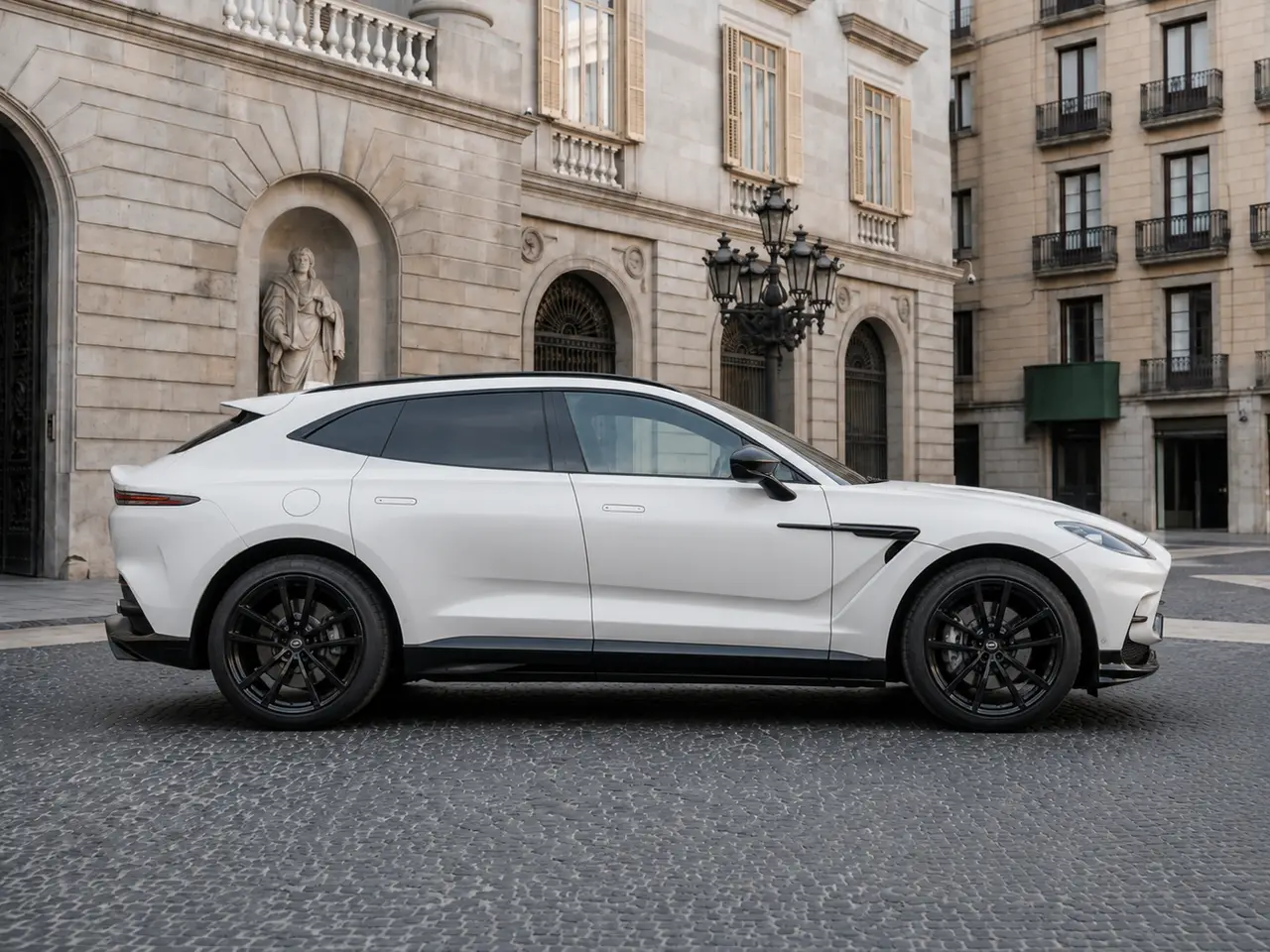 Aston Martin DBX 707 2026, vista frontale — Florence Luxury Car Rental, Firenze. Aston Martin DBX 707 a Firenze Il noleggio di una Aston Martin DBX 707 a Firenze mette a…
