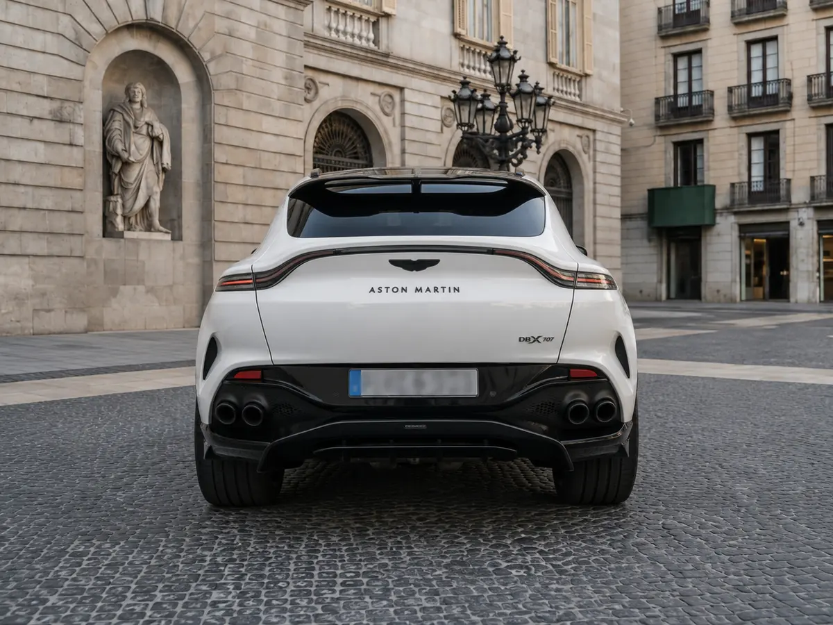 Aston Martin DBX 707 2026, vista posteriore — Florence Luxury Car Rental, Firenze. Aston Martin DBX 707 a Firenze Il noleggio di una Aston Martin DBX 707 a Firenze mette a…