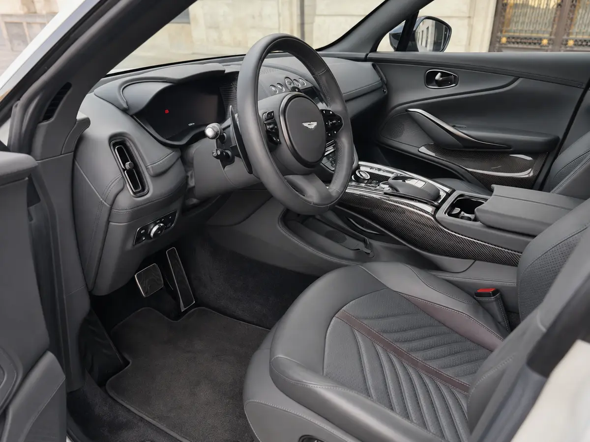 Aston Martin DBX 707 2026, interni — Florence Luxury Car Rental, Firenze. Aston Martin DBX 707 a Firenze Il noleggio di una Aston Martin DBX 707 a Firenze mette a…