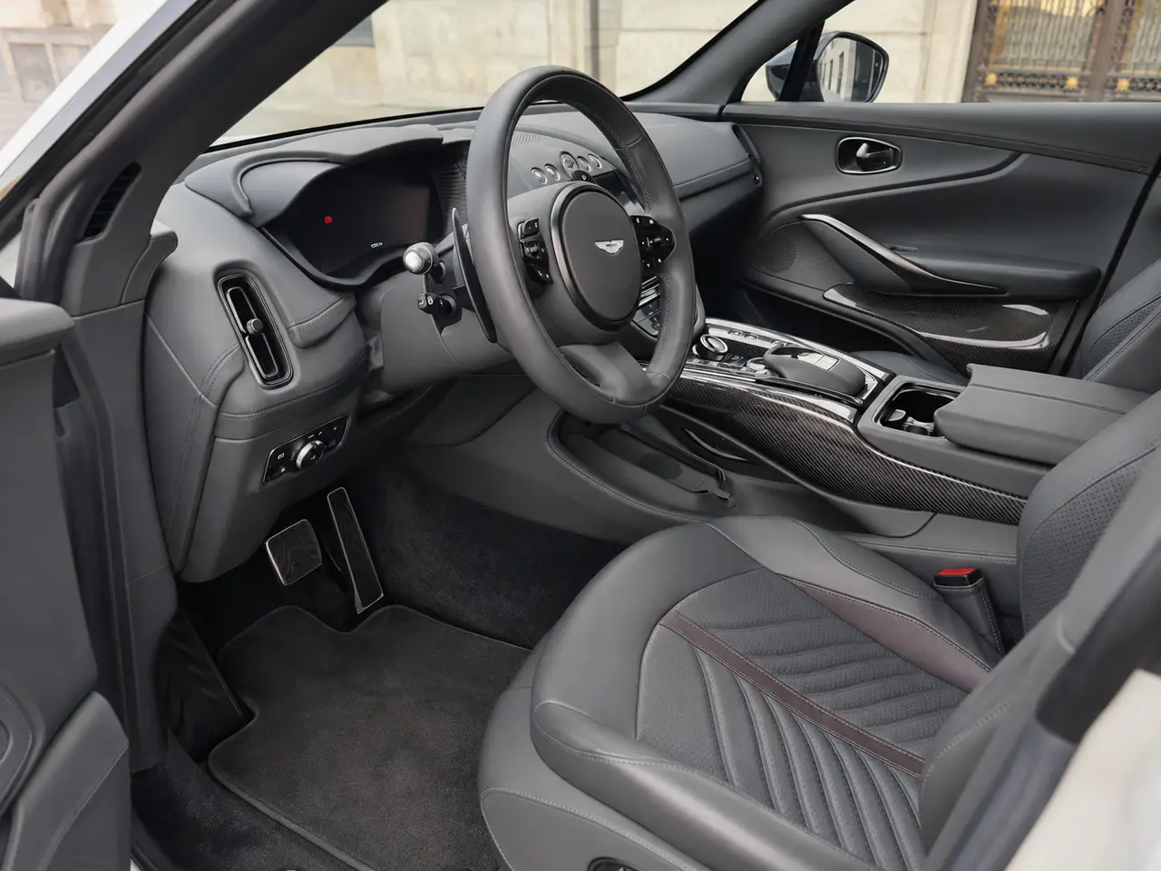 Aston Martin DBX 707 2026, interni — Florence Luxury Car Rental, Firenze. Aston Martin DBX 707 a Firenze Il noleggio di una Aston Martin DBX 707 a Firenze mette a…