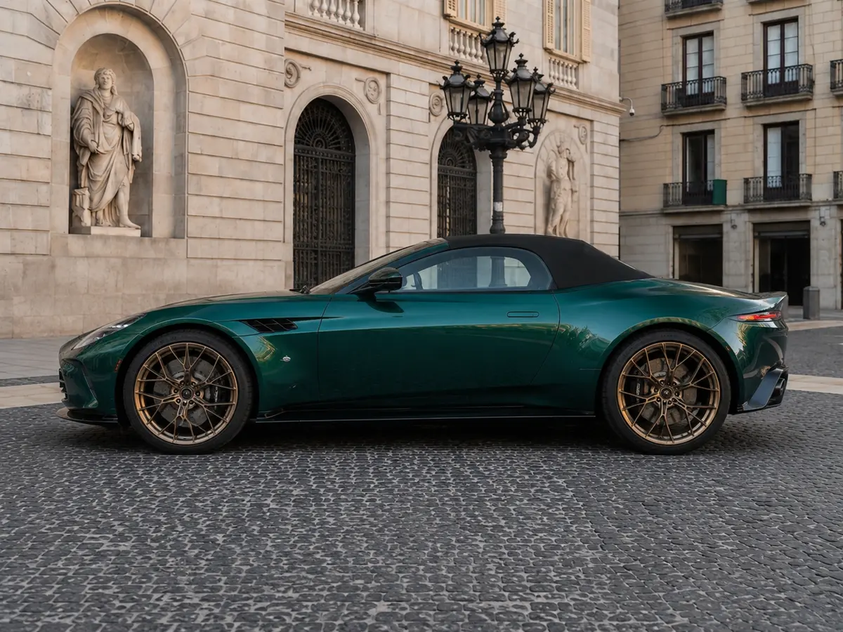 Aston Martin Vantage V8 Spider 2026, extérieur — Florence Luxury Car Rental, Florence. Aston Martin Vantage V8 Spider à Florence La location d'une Aston Martin Vantage V8…