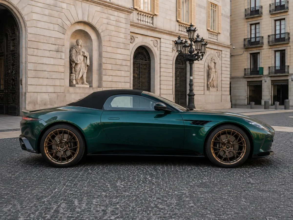 Aston Martin Vantage V8 Spider 2026, vue avant — Florence Luxury Car Rental, Florence. Aston Martin Vantage V8 Spider à Florence La location d'une Aston Martin Vantage V8…