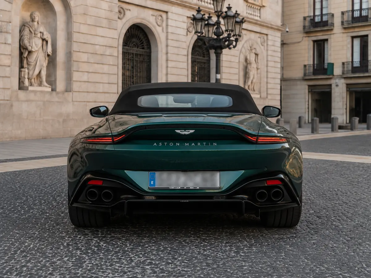 Aston Martin Vantage V8 Spider 2026, vue arrière — Florence Luxury Car Rental, Florence. Aston Martin Vantage V8 Spider à Florence La location d'une Aston Martin Vantage V8…