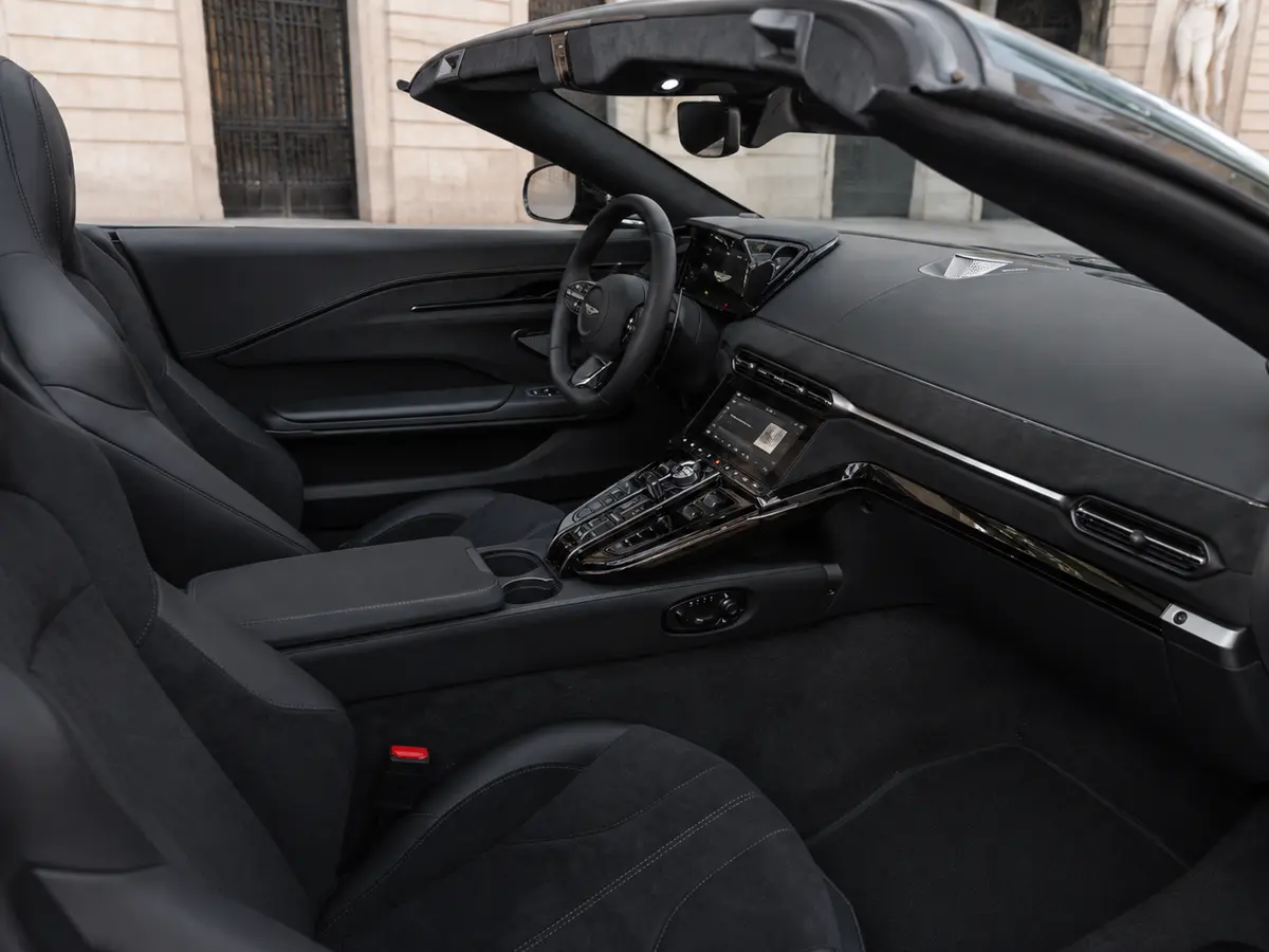 Aston Martin Vantage V8 Spider 2026, intérieur — Florence Luxury Car Rental, Florence. Aston Martin Vantage V8 Spider à Florence La location d'une Aston Martin Vantage V8…