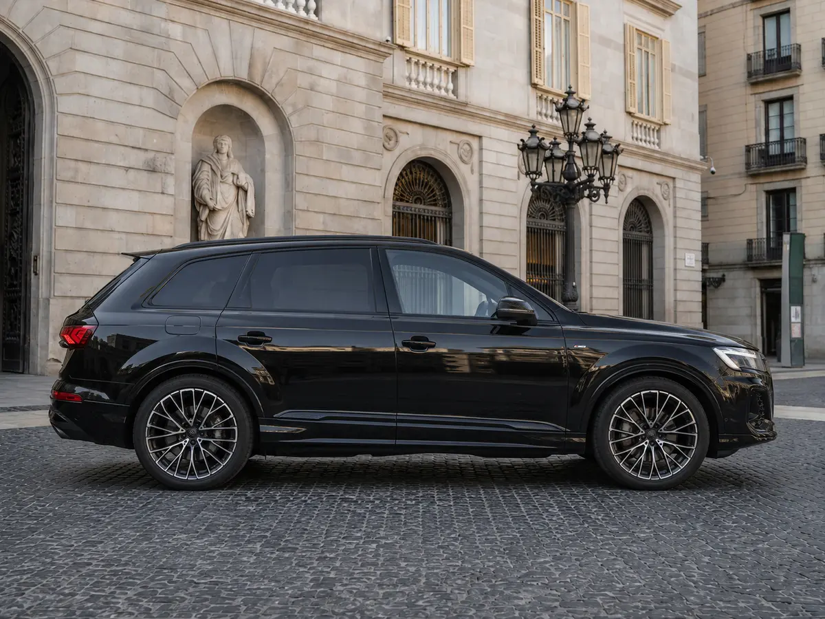 Audi Q7 50 TDI S-Line Edition 2025, extérieur — Florence Luxury Car Rental, Florence. Audi Q7 50 TDI S-Line Edition à Florence La location d'une Audi Q7 50 TDI S-Line Edition…