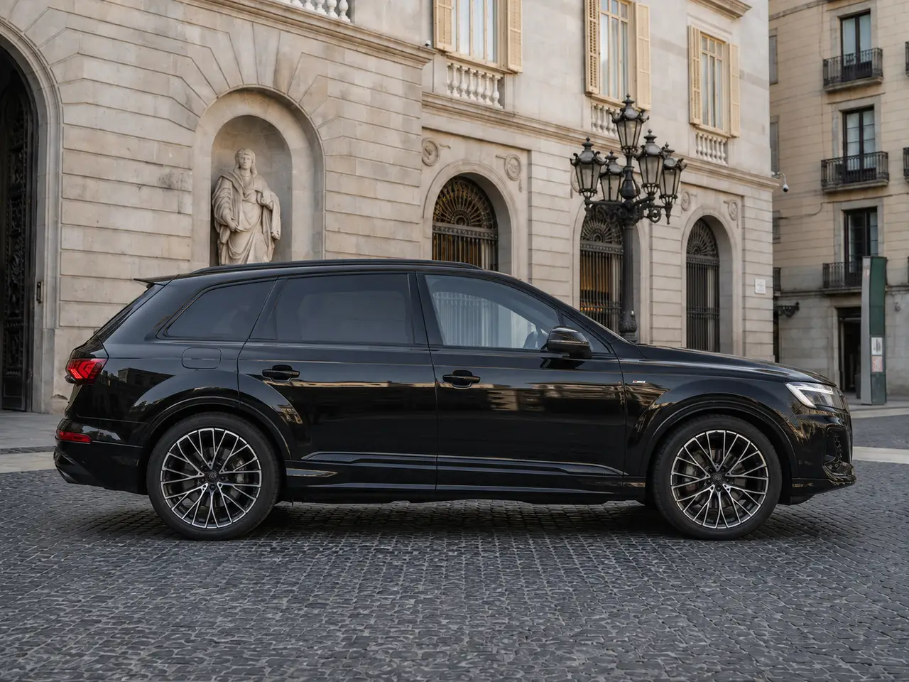 Audi Q7 50 TDI S-Line Edition 2025, extérieur — Florence Luxury Car Rental, Florence. Audi Q7 50 TDI S-Line Edition à Florence La location d'une Audi Q7 50 TDI S-Line Edition…