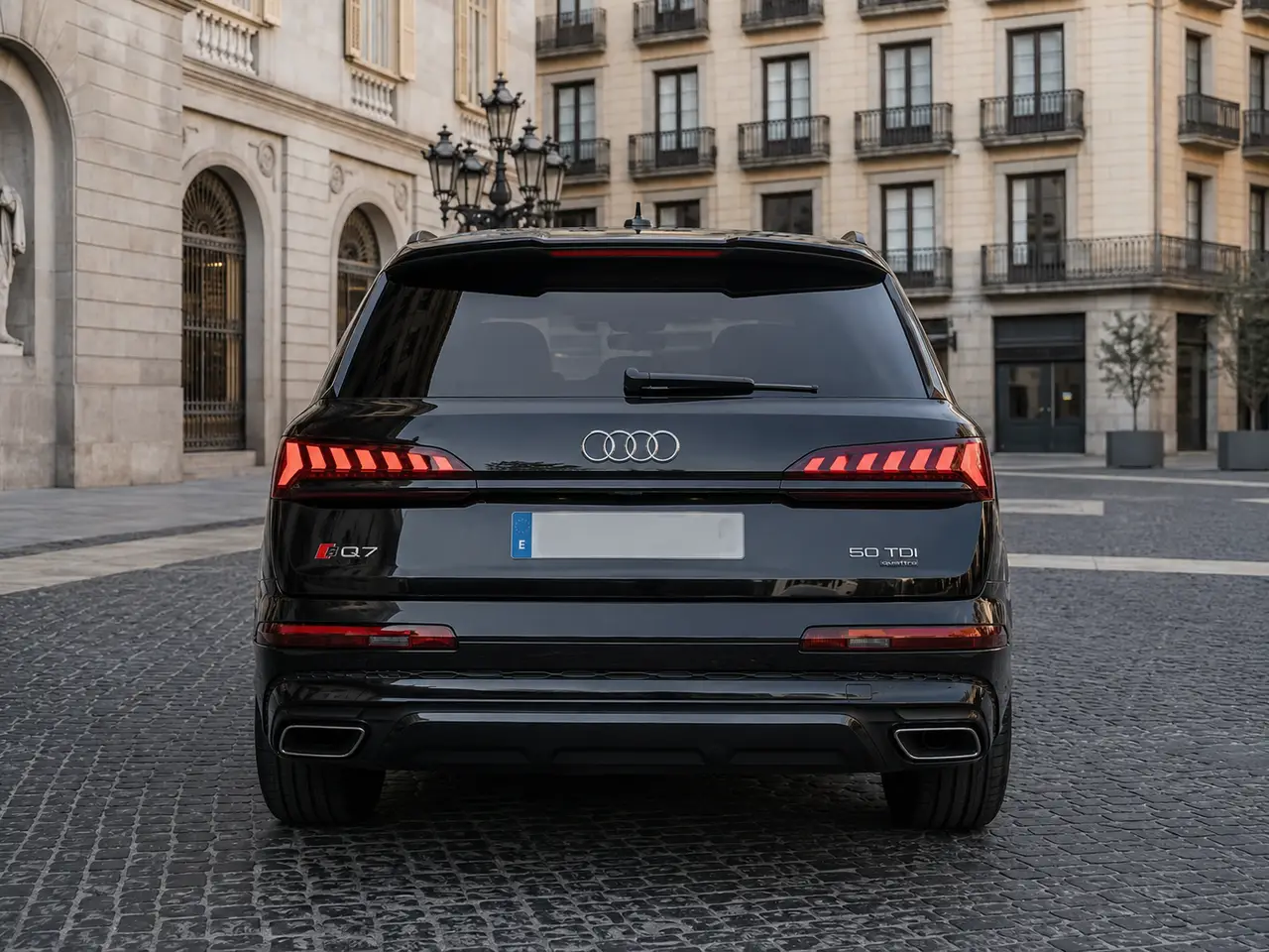 Audi Q7 50 TDI S-Line Edition 2025, vue arrière — Florence Luxury Car Rental, Florence. Audi Q7 50 TDI S-Line Edition à Florence La location d'une Audi Q7 50 TDI S-Line Edition…