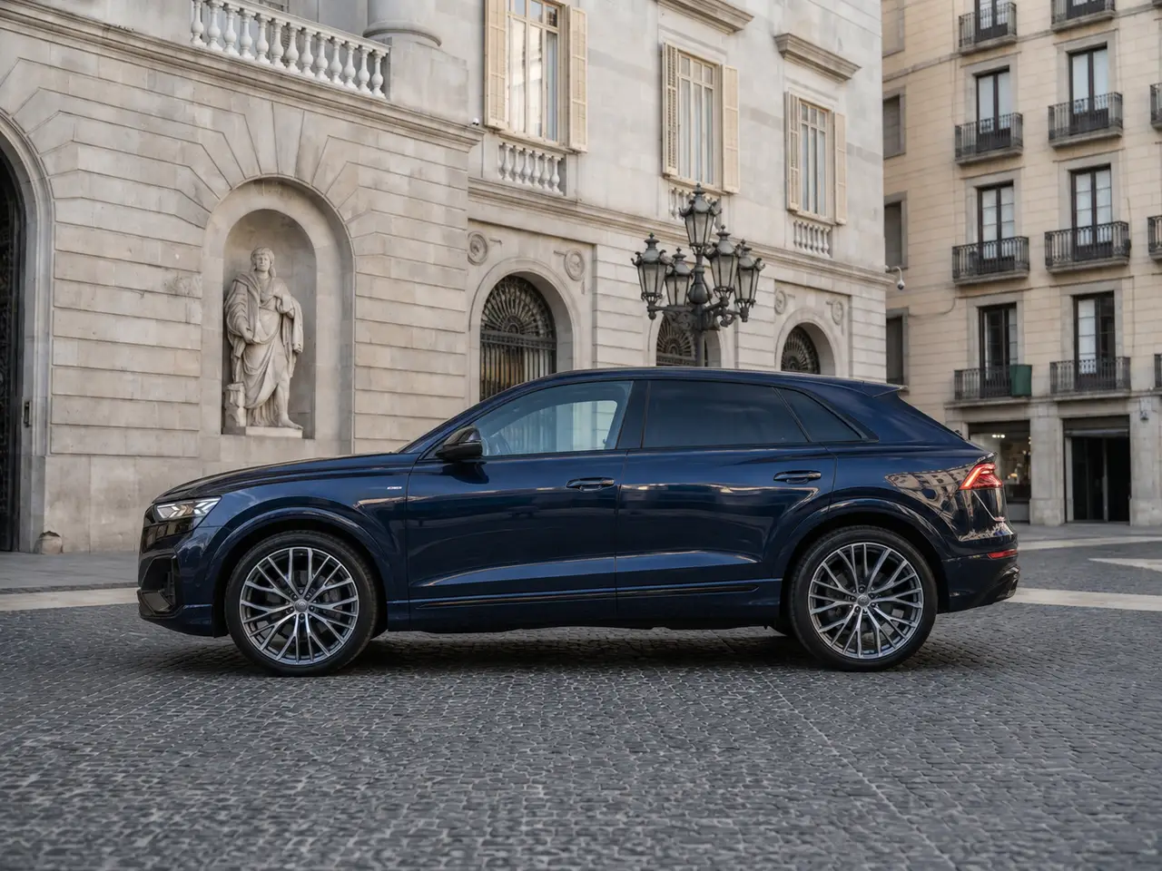 Audi Q8 55 TFSI 2022, extérieur — Florence Luxury Car Rental, Florence. Audi Q8 55 TFSI à Florence La location d'une Audi Q8 55 TFSI à Florence met à disposition…