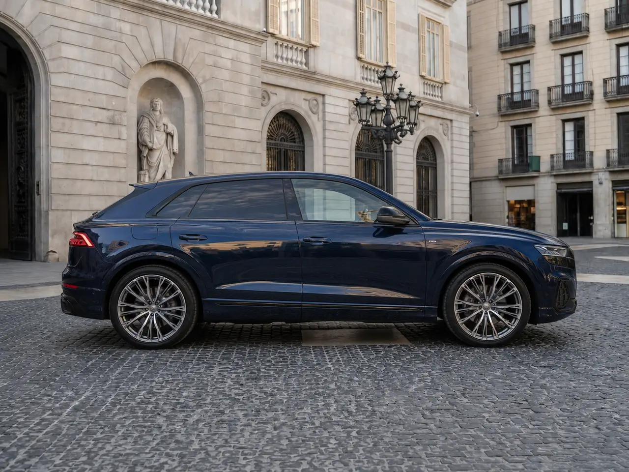 Audi Q8 55 TFSI 2022, vue avant — Florence Luxury Car Rental, Florence. Audi Q8 55 TFSI à Florence La location d'une Audi Q8 55 TFSI à Florence met à disposition…