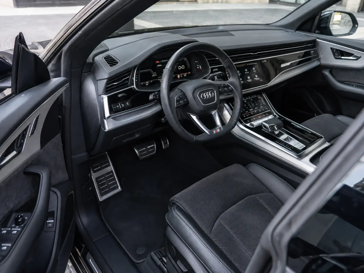 Audi Q8 55 TFSI 2022, intérieur — Florence Luxury Car Rental, Florence. Audi Q8 55 TFSI à Florence La location d'une Audi Q8 55 TFSI à Florence met à disposition…