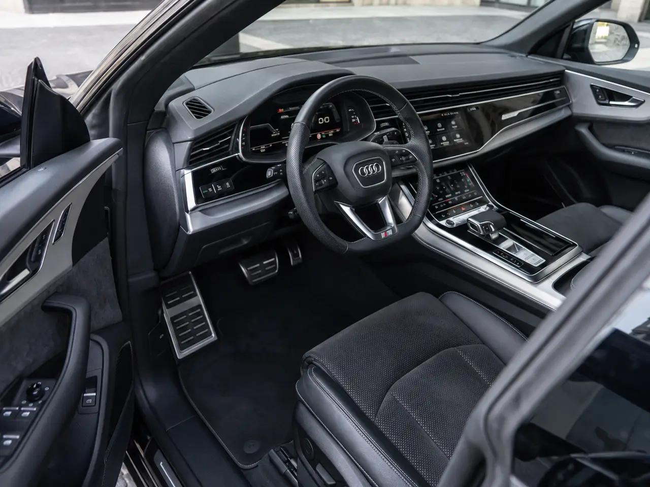 Audi Q8 55 TFSI 2022, intérieur — Florence Luxury Car Rental, Florence. Audi Q8 55 TFSI à Florence La location d'une Audi Q8 55 TFSI à Florence met à disposition…