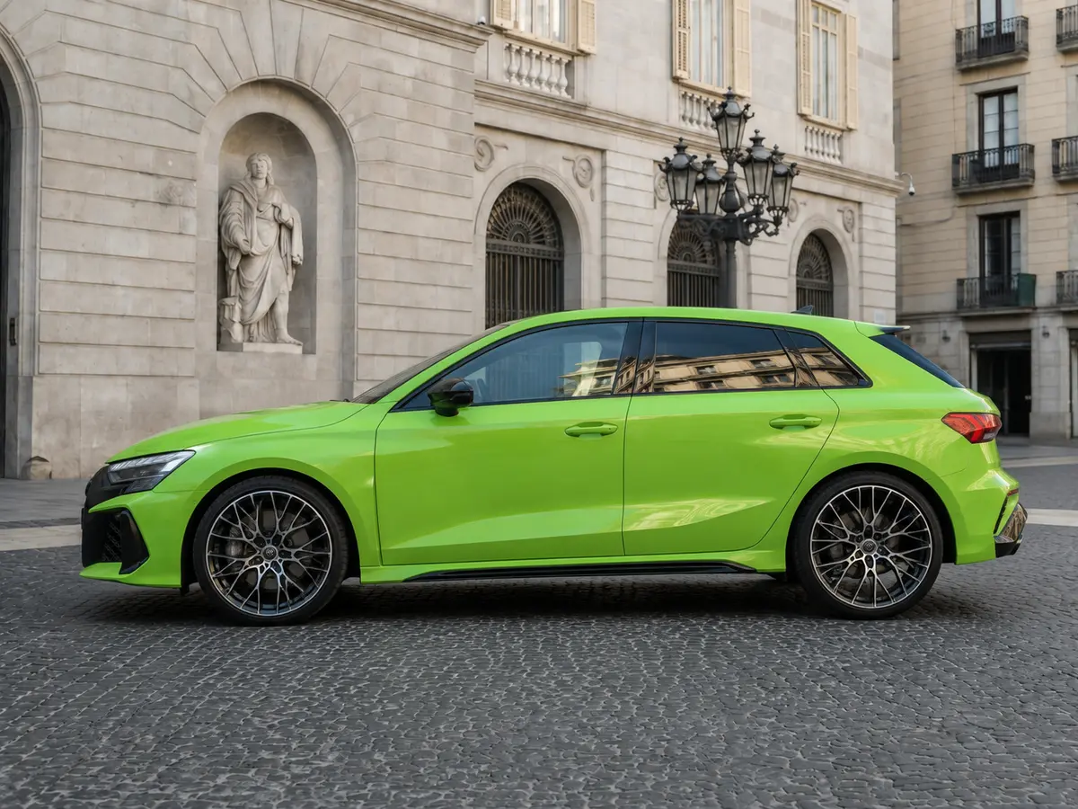 Audi RS3 Restyling 2025, esterno — Florence Luxury Car Rental, Firenze. Audi RS3 Restyling a Firenze Il noleggio di un'Audi RS3 Restyling a Firenze mette a…
