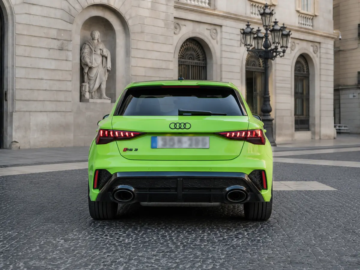 Audi RS3 Restyling 2025, vista posteriore — Florence Luxury Car Rental, Firenze. Audi RS3 Restyling a Firenze Il noleggio di un'Audi RS3 Restyling a Firenze mette a…