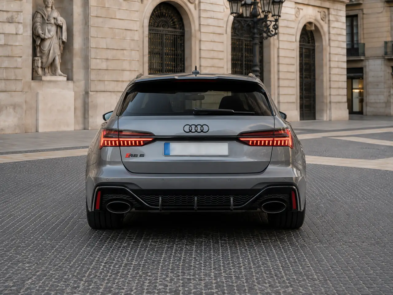 Audi RS6 2022, vista posteriore — Florence Luxury Car Rental, Firenze. Audi RS6 a Firenze Il noleggio di un'Audi RS6 a Firenze mette a disposizione una vettura…