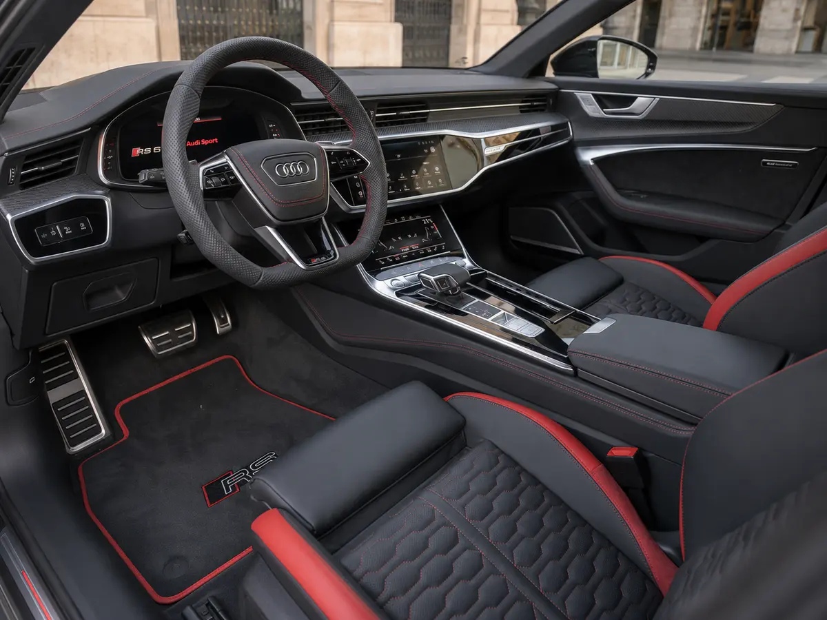 Audi RS6 2022, interni — Florence Luxury Car Rental, Firenze. Audi RS6 a Firenze Il noleggio di un'Audi RS6 a Firenze mette a disposizione una vettura…