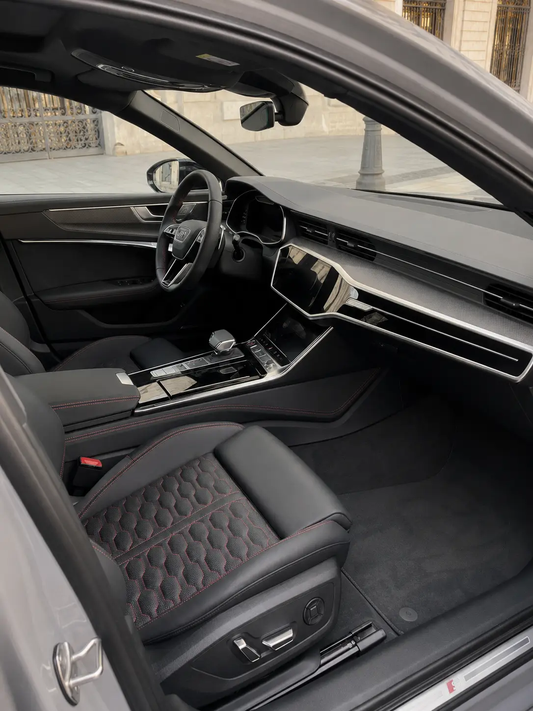 Audi RS6 Dynamic 2023, interni — Florence Luxury Car Rental, Firenze. Audi RS6 Dynamic a Firenze Il noleggio di un'Audi RS6 Dynamic a Firenze mette a…
