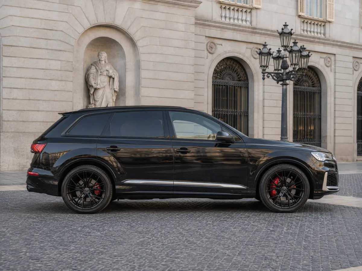 Audi SQ7 7seater 2023, vista frontale — Florence Luxury Car Rental, Firenze. Audi SQ7 7seater a Firenze Il noleggio dell'Audi SQ7 7seater a Firenze mette a…