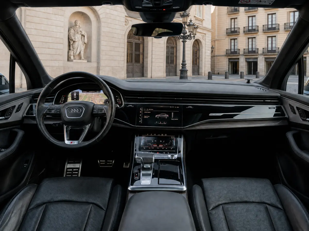 Audi SQ7 7seater 2023, interni — Florence Luxury Car Rental, Firenze. Audi SQ7 7seater a Firenze Il noleggio dell'Audi SQ7 7seater a Firenze mette a…