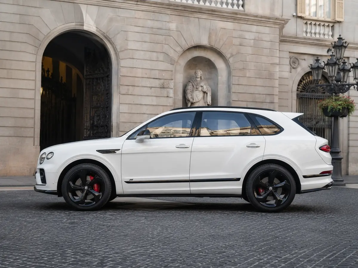Bentley Bentayga V8-S 2024, exterior — Florence Luxury Car Rental, Florencia. Bentley Bentayga V8-S en Florencia El alquiler de un Bentley Bentayga V8-S en Florencia…