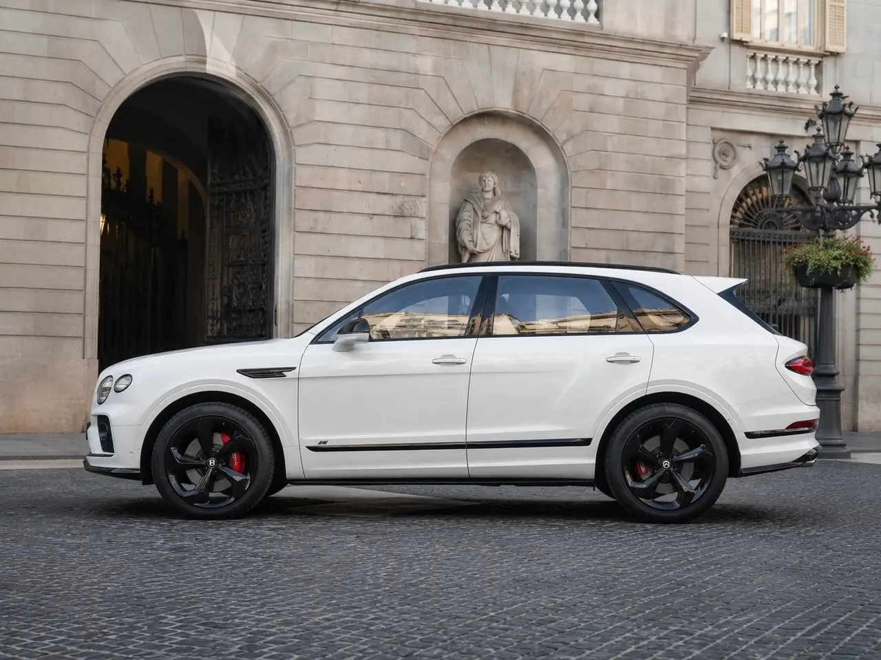 Bentley Bentayga V8-S 2024, exterior — Florence Luxury Car Rental, Florencia. Bentley Bentayga V8-S en Florencia El alquiler de un Bentley Bentayga V8-S en Florencia…