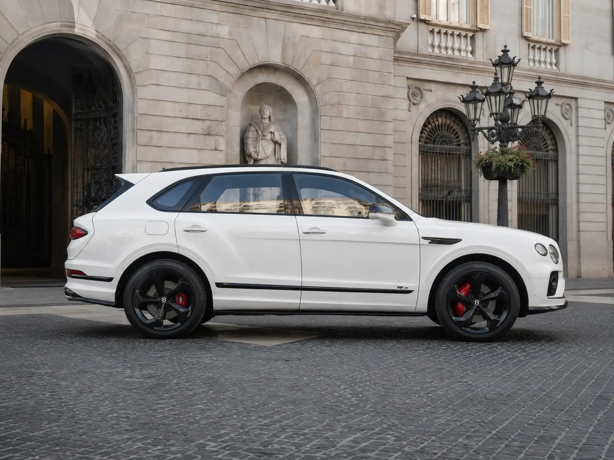 Bentley Bentayga V8-S 2024, vista frontal — Florence Luxury Car Rental, Florencia. Bentley Bentayga V8-S en Florencia El alquiler de un Bentley Bentayga V8-S en Florencia…