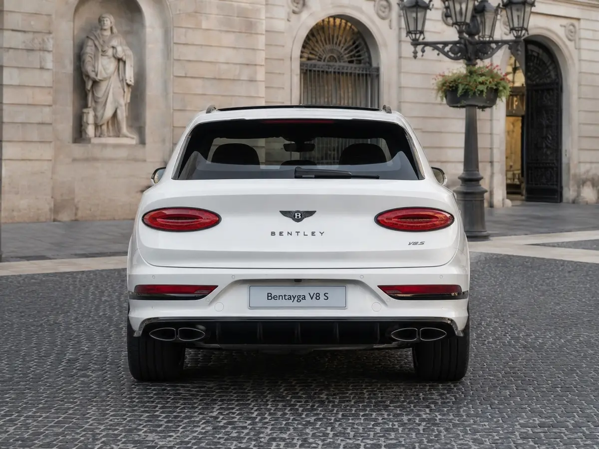 Bentley Bentayga V8-S 2024, vista trasera — Florence Luxury Car Rental, Florencia. Bentley Bentayga V8-S en Florencia El alquiler de un Bentley Bentayga V8-S en Florencia…