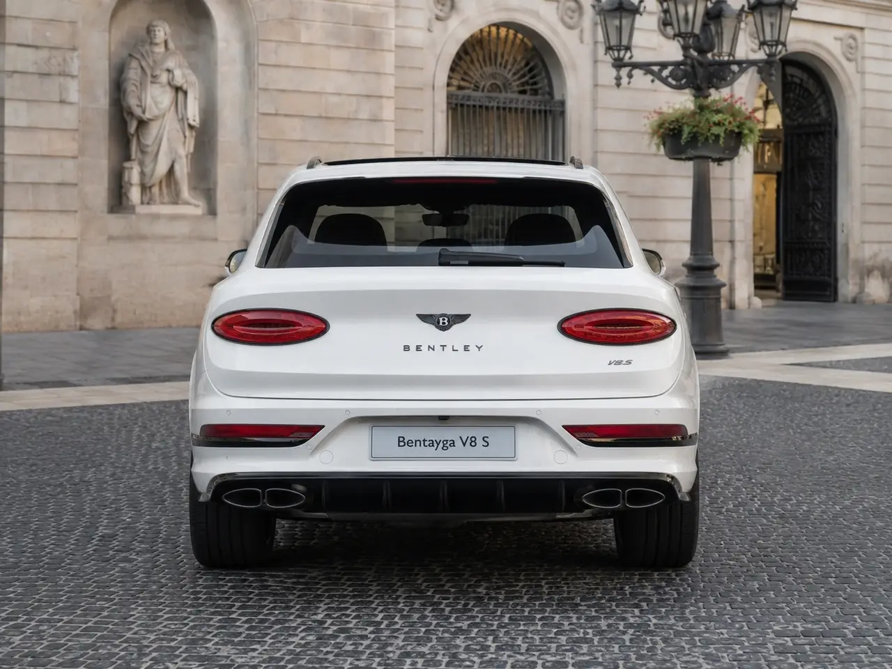 Bentley Bentayga V8-S 2024, vista trasera — Florence Luxury Car Rental, Florencia. Bentley Bentayga V8-S en Florencia El alquiler de un Bentley Bentayga V8-S en Florencia…