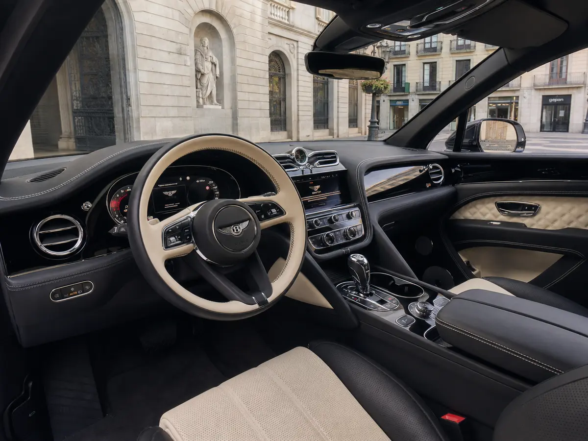 Bentley Bentayga V8-S 2024, interior — Florence Luxury Car Rental, Florencia. Bentley Bentayga V8-S en Florencia El alquiler de un Bentley Bentayga V8-S en Florencia…