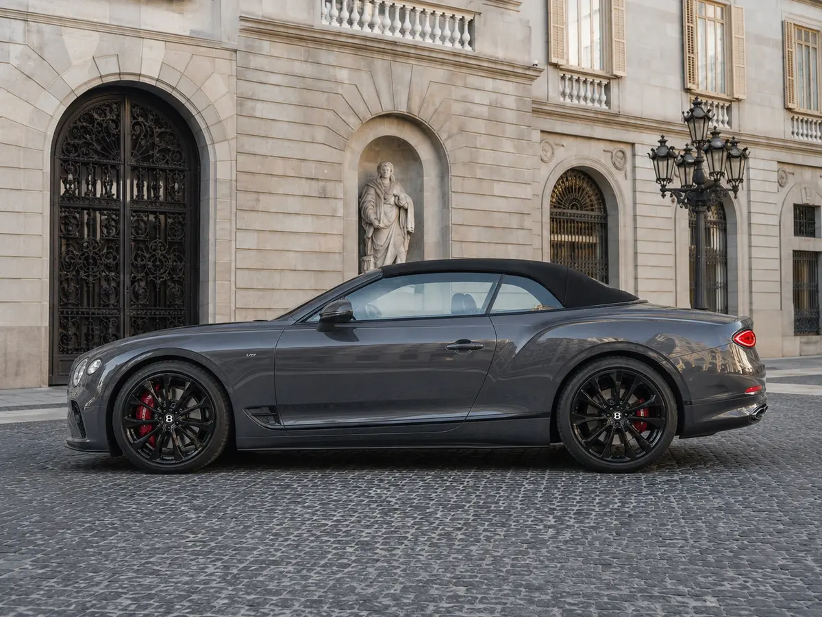 Bentley Continental GTC S V8 2025, esterno — Florence Luxury Car Rental, Firenze. Bentley Continental GTC S V8 a Firenze Il noleggio di una Bentley Continental GTC S V8 a…