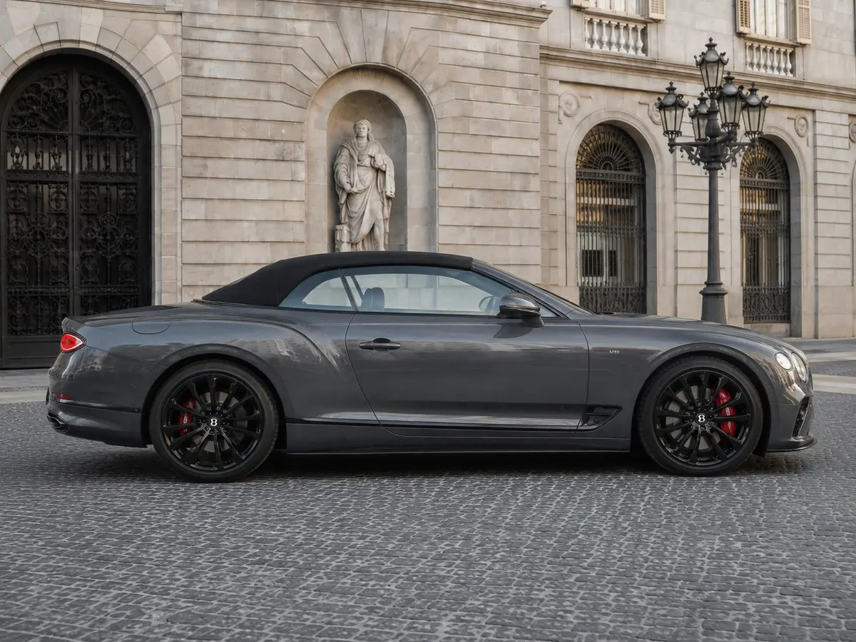Bentley Continental GTC S V8 2025, vista frontale — Florence Luxury Car Rental, Firenze. Bentley Continental GTC S V8 a Firenze Il noleggio di una Bentley Continental GTC S V8 a…
