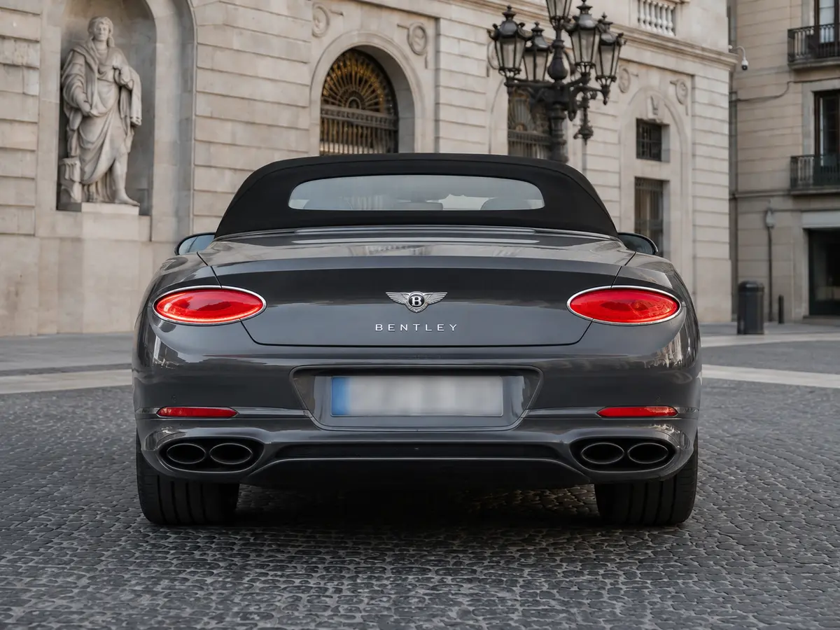 Bentley Continental GTC S V8 2025, vista posteriore — Florence Luxury Car Rental, Firenze. Bentley Continental GTC S V8 a Firenze Il noleggio di una Bentley Continental GTC S V8 a…