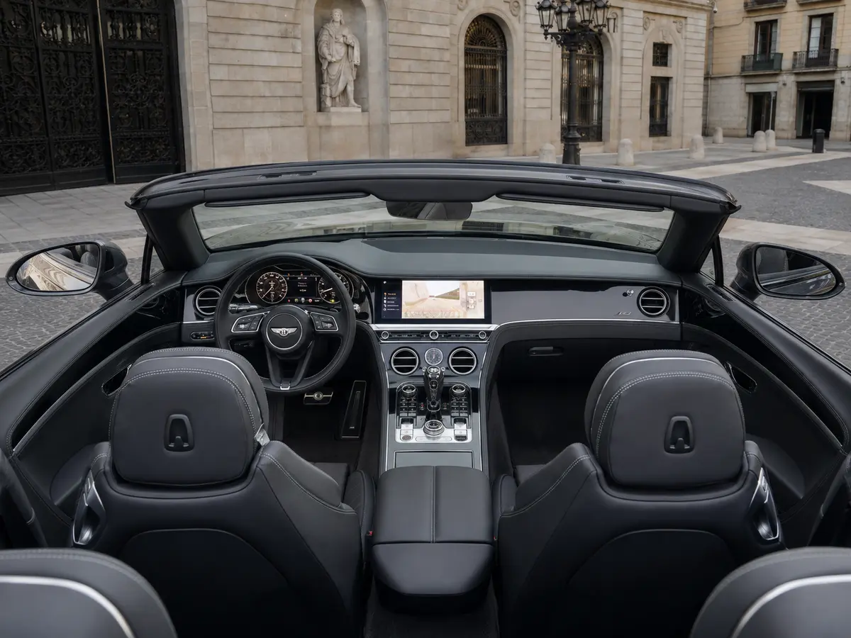 Bentley Continental GTC S V8 2025, interni — Florence Luxury Car Rental, Firenze. Bentley Continental GTC S V8 a Firenze Il noleggio di una Bentley Continental GTC S V8 a…