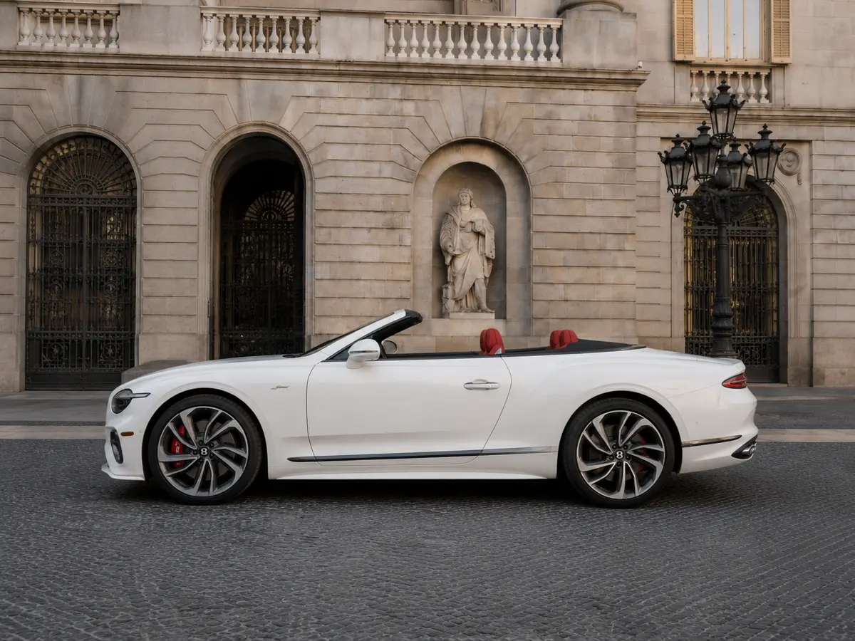 Bentley Continental GTC Speed 2025, esterno — Florence Luxury Car Rental, Firenze. Bentley Continental GTC Speed a Firenze Il noleggio della Bentley Continental GTC Speed a…