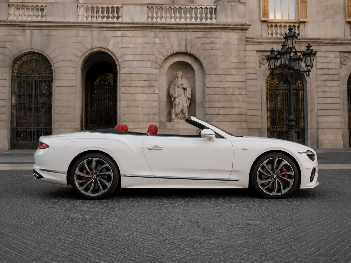 Bentley Continental GTC Speed 2025, vista frontale — Florence Luxury Car Rental, Firenze. Bentley Continental GTC Speed a Firenze Il noleggio della Bentley Continental GTC Speed a…