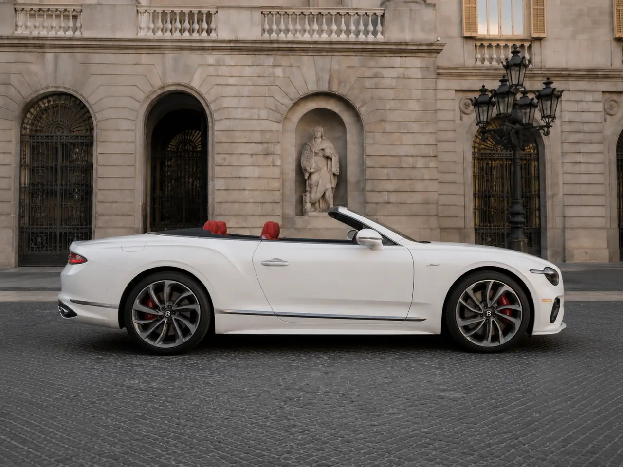Bentley Continental GTC Speed 2025, vista frontale — Florence Luxury Car Rental, Firenze. Bentley Continental GTC Speed a Firenze Il noleggio della Bentley Continental GTC Speed a…