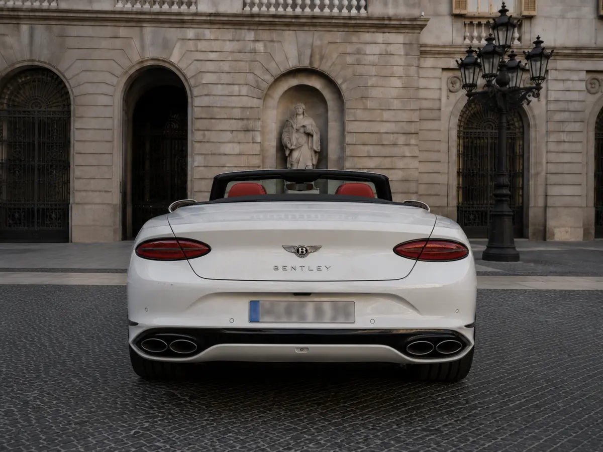 Bentley Continental GTC Speed 2025, vista posteriore — Florence Luxury Car Rental, Firenze. Bentley Continental GTC Speed a Firenze Il noleggio della Bentley Continental GTC Speed a…