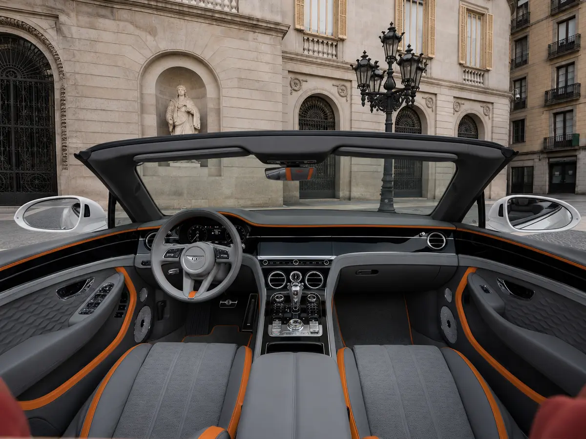 Bentley Continental GTC Speed 2025, interni — Florence Luxury Car Rental, Firenze. Bentley Continental GTC Speed a Firenze Il noleggio della Bentley Continental GTC Speed a…