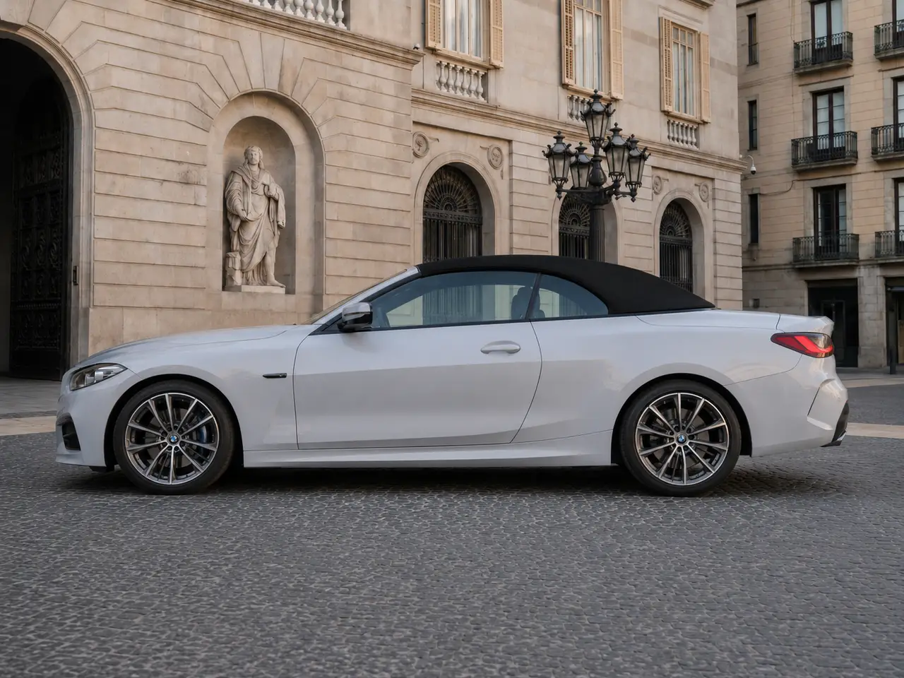 BMW 430i Cabrio 2023, esterno — Florence Luxury Car Rental, Firenze. BMW 430i Cabrio a Firenze Il noleggio della BMW 430i Cabrio a Firenze mette a…