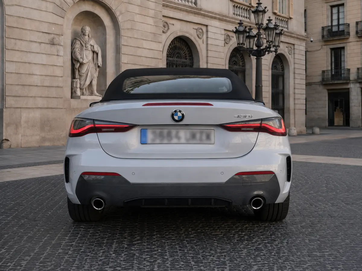 BMW 430i Cabrio 2023, vista frontale — Florence Luxury Car Rental, Firenze. BMW 430i Cabrio a Firenze Il noleggio della BMW 430i Cabrio a Firenze mette a…