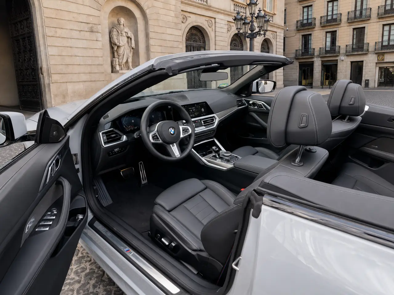 BMW 430i Cabrio 2023, vista posteriore — Florence Luxury Car Rental, Firenze. BMW 430i Cabrio a Firenze Il noleggio della BMW 430i Cabrio a Firenze mette a…