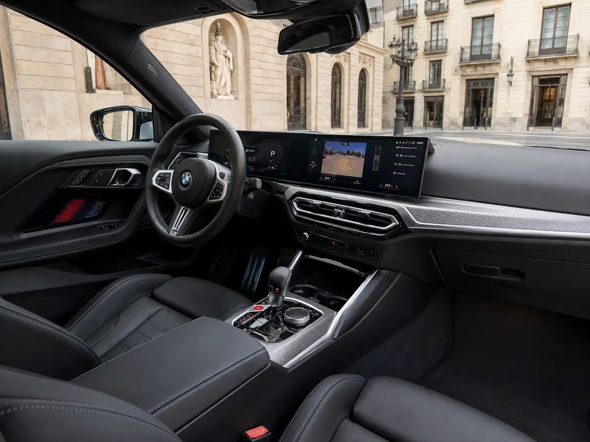 BMW M2 2024, interni — Florence Luxury Car Rental, Firenze. BMW M2 a Firenze Il noleggio della BMW M2 a Firenze mette a disposizione un modello…
