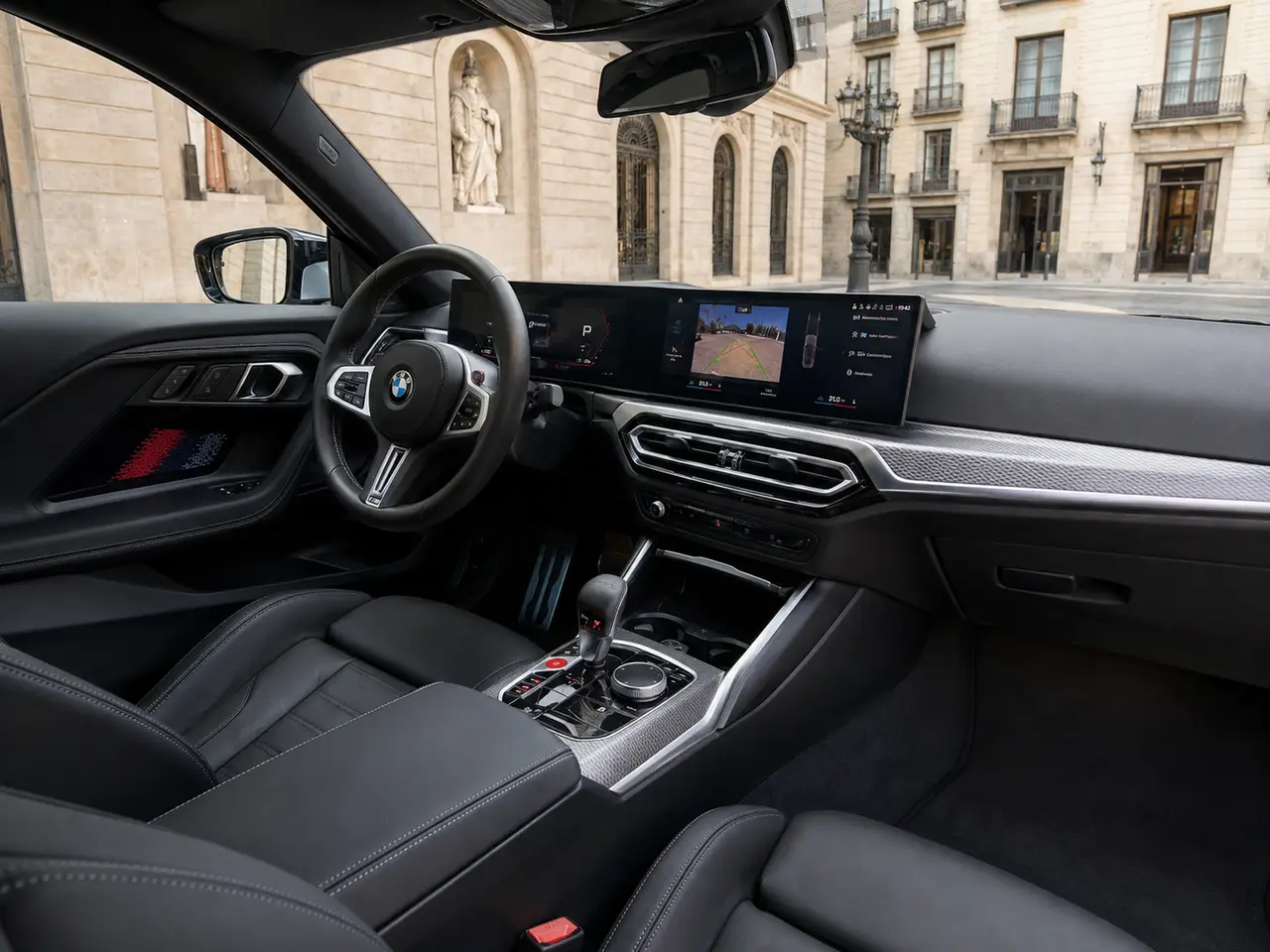 BMW M2 2024, interni — Florence Luxury Car Rental, Firenze. BMW M2 a Firenze Il noleggio della BMW M2 a Firenze mette a disposizione un modello…