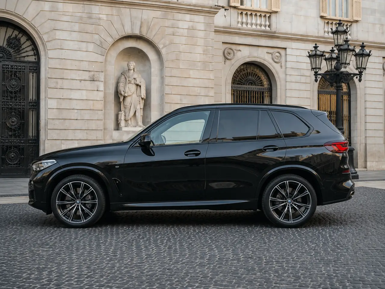 BMW X5 4.0i M 2025, extérieur — Florence Luxury Car Rental, Florence. BMW X5 4.0i M à Florence La location d'un BMW X5 4.0i M à Florence met à disposition un…