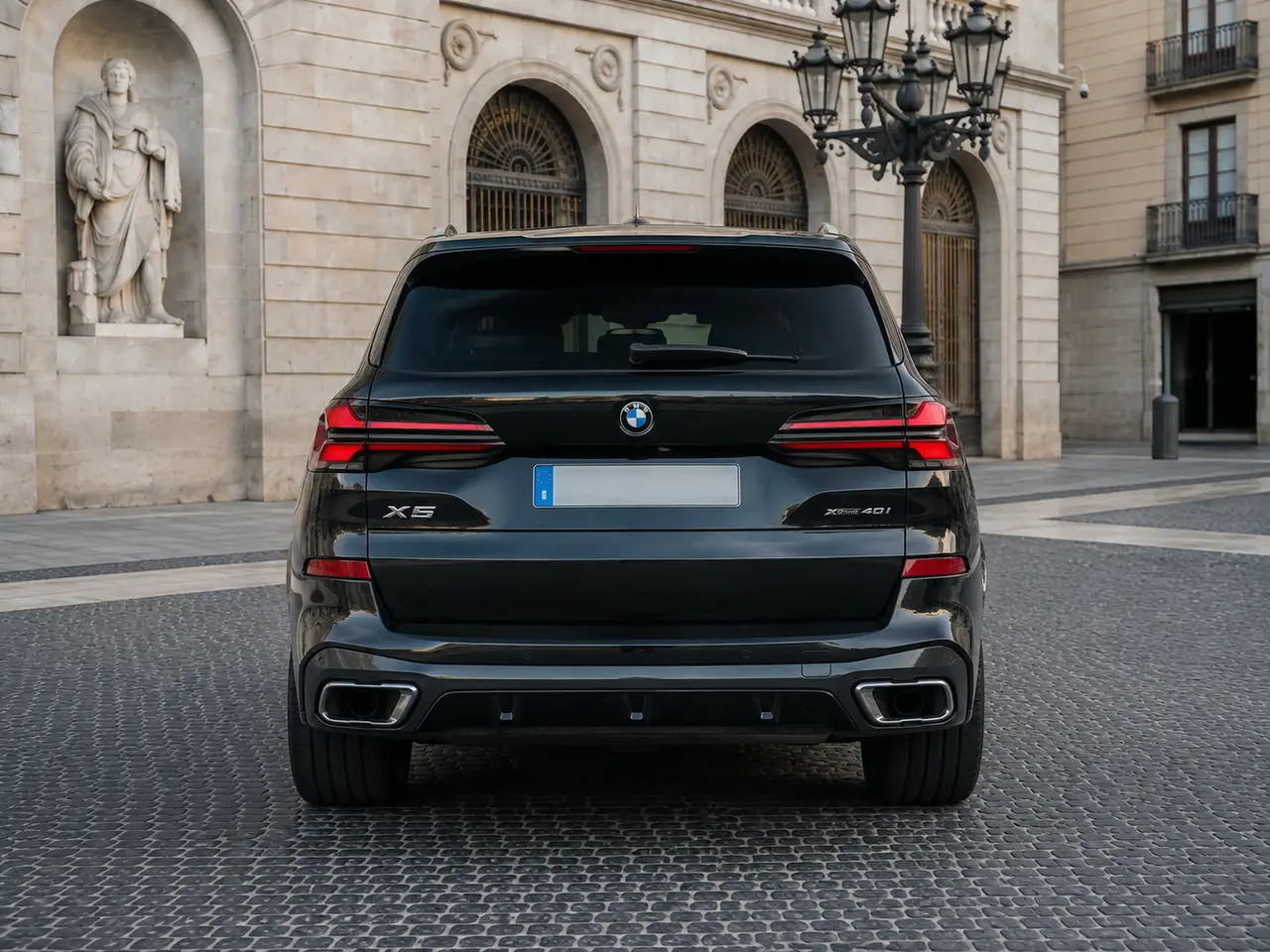 BMW X5 4.0i M 2025, vue arrière — Florence Luxury Car Rental, Florence. BMW X5 4.0i M à Florence La location d'un BMW X5 4.0i M à Florence met à disposition un…