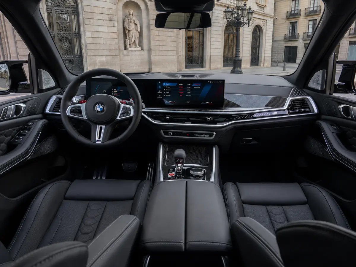 BMW X5 4.0i M 2025, intérieur — Florence Luxury Car Rental, Florence. BMW X5 4.0i M à Florence La location d'un BMW X5 4.0i M à Florence met à disposition un…