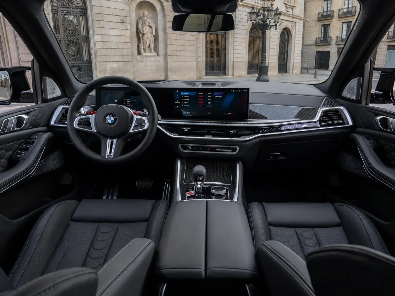 BMW X5 4.0i M 2025, intérieur — Florence Luxury Car Rental, Florence. BMW X5 4.0i M à Florence La location d'un BMW X5 4.0i M à Florence met à disposition un…