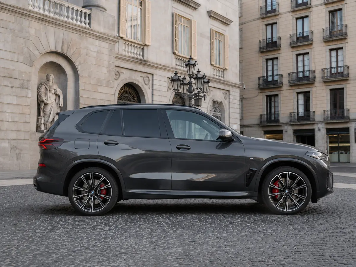 BMW X5 M-pack 30d 2025, esterno — Florence Luxury Car Rental, Firenze. BMW X5 M-pack 30d a Firenze Il noleggio di una BMW X5 M-pack 30d a Firenze mette a…