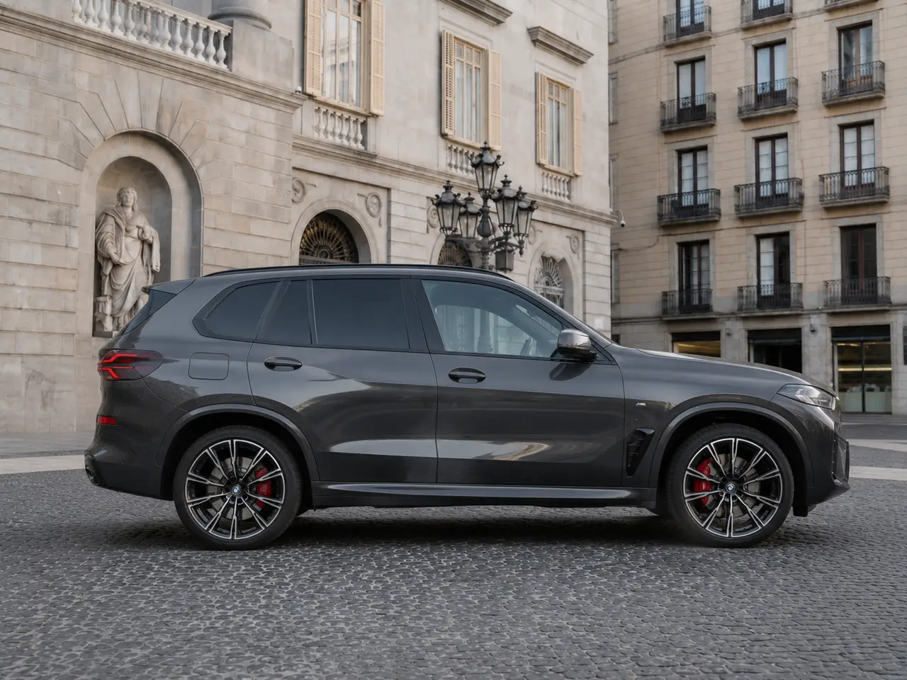BMW X5 M-pack 30d 2025, esterno — Florence Luxury Car Rental, Firenze. BMW X5 M-pack 30d a Firenze Il noleggio di una BMW X5 M-pack 30d a Firenze mette a…