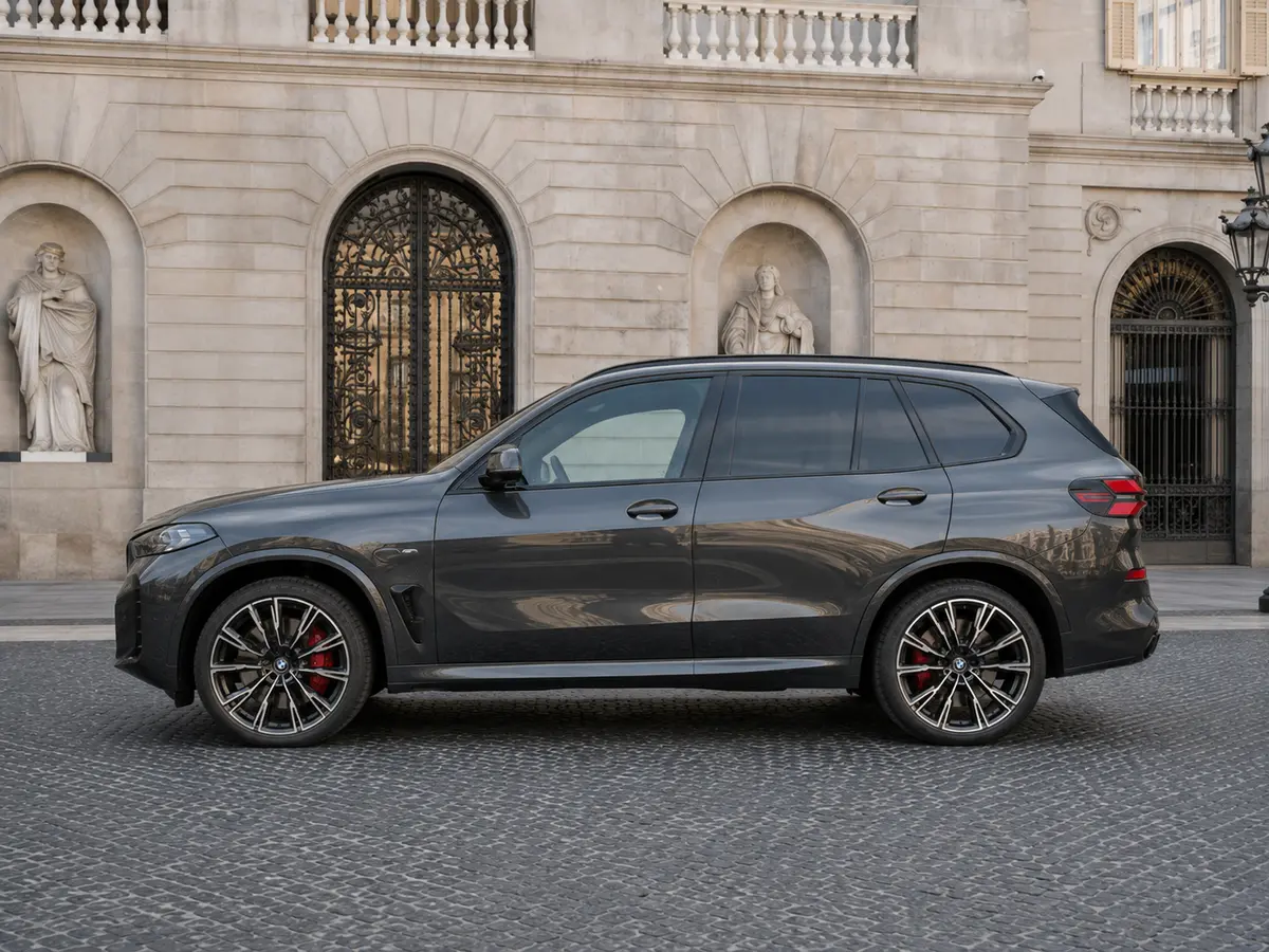 BMW X5 M-pack 30d 2025, vista frontale — Florence Luxury Car Rental, Firenze. BMW X5 M-pack 30d a Firenze Il noleggio di una BMW X5 M-pack 30d a Firenze mette a…